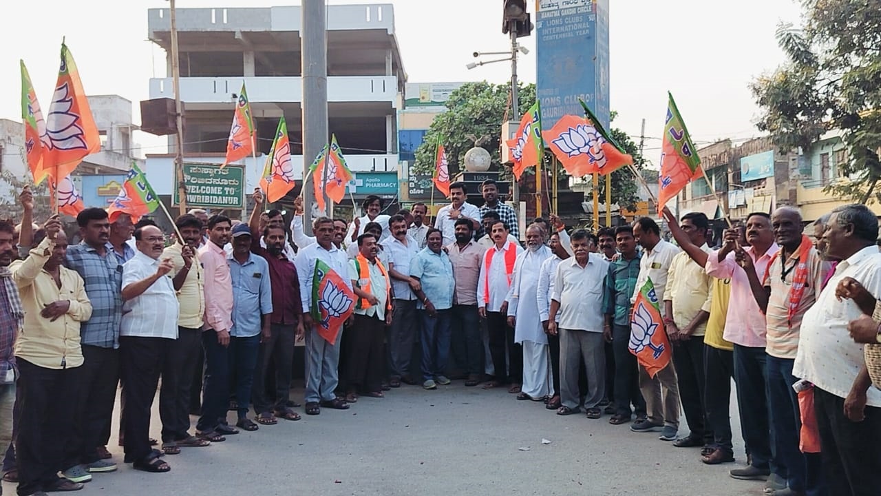 ಸಿಹಿ ಹಂಚಿ ಬಿಜೆಪಿ ಕಾರ್ಯಕರ್ತರ ಸಂಭ್ರಮಾಚರಣೆ