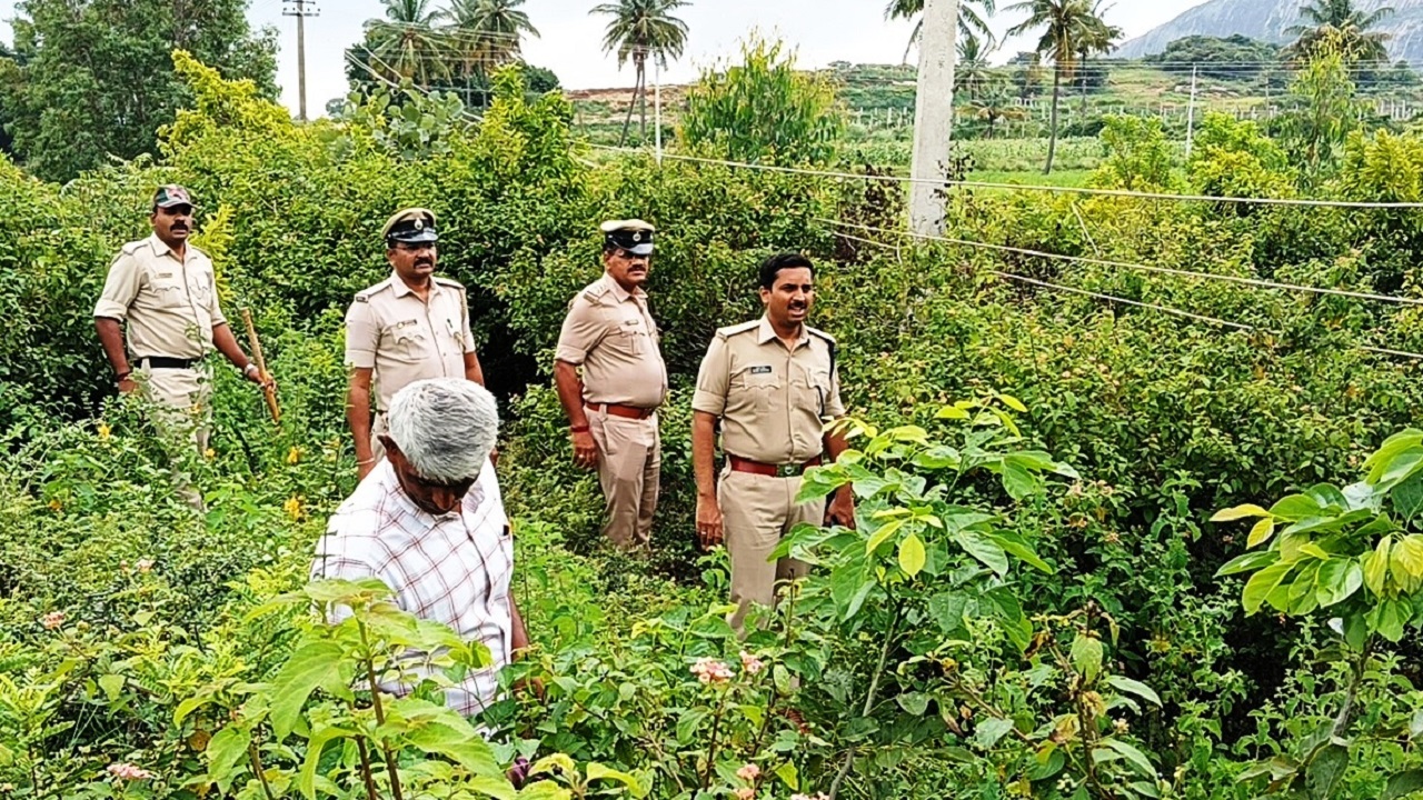 Gudibande Crime: ಕೆರೆಯಲ್ಲಿ ಹೂತಿದ್ದ ವಿದ್ಯುತ್ ಕಾರ್ಮಿಕನ ಶವ ಹೊರತೆಗೆದ ಪೊಲೀಸರು