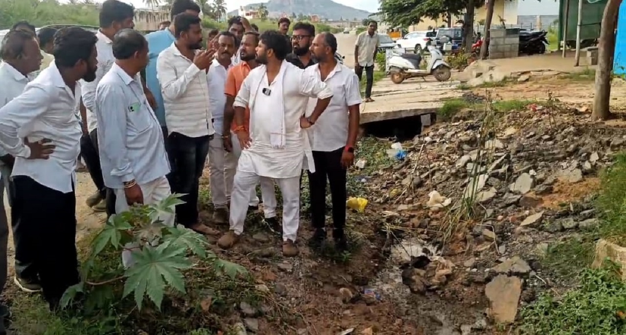 ಜಲಾವೃತ್ತ ಪ್ರದೇಶಕ್ಕೆ ಶಾಸಕ ಪ್ರದೀಪ್ ಈಶ್ವರ್ ಭೇಟಿ ಪರಿಶೀಲನೆ