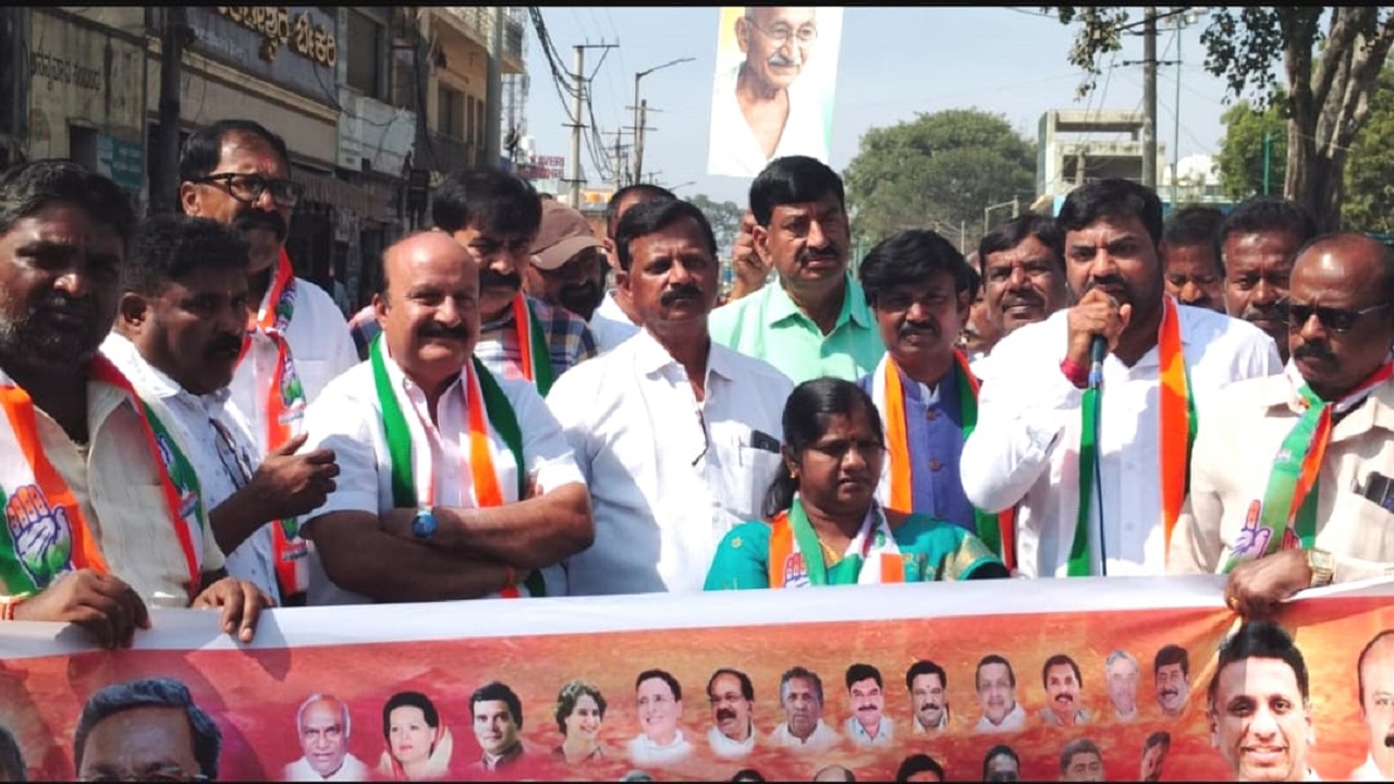 ನ್ಯಾಶನಲ್ ಹೆರಾಲ್ಡ್ ಪ್ರಕರಣ: ಕೇಂದ್ರದ ದ್ವೇಷ ರಾಜಕಾರಣ ಖಂಡಿಸಿ ಚಿಕ್ಕಬಳ್ಳಾಪುರದಲ್ಲಿ ಕಾಂಗ್ರೆಸ್ ಪ್ರತಿಭಟನೆ