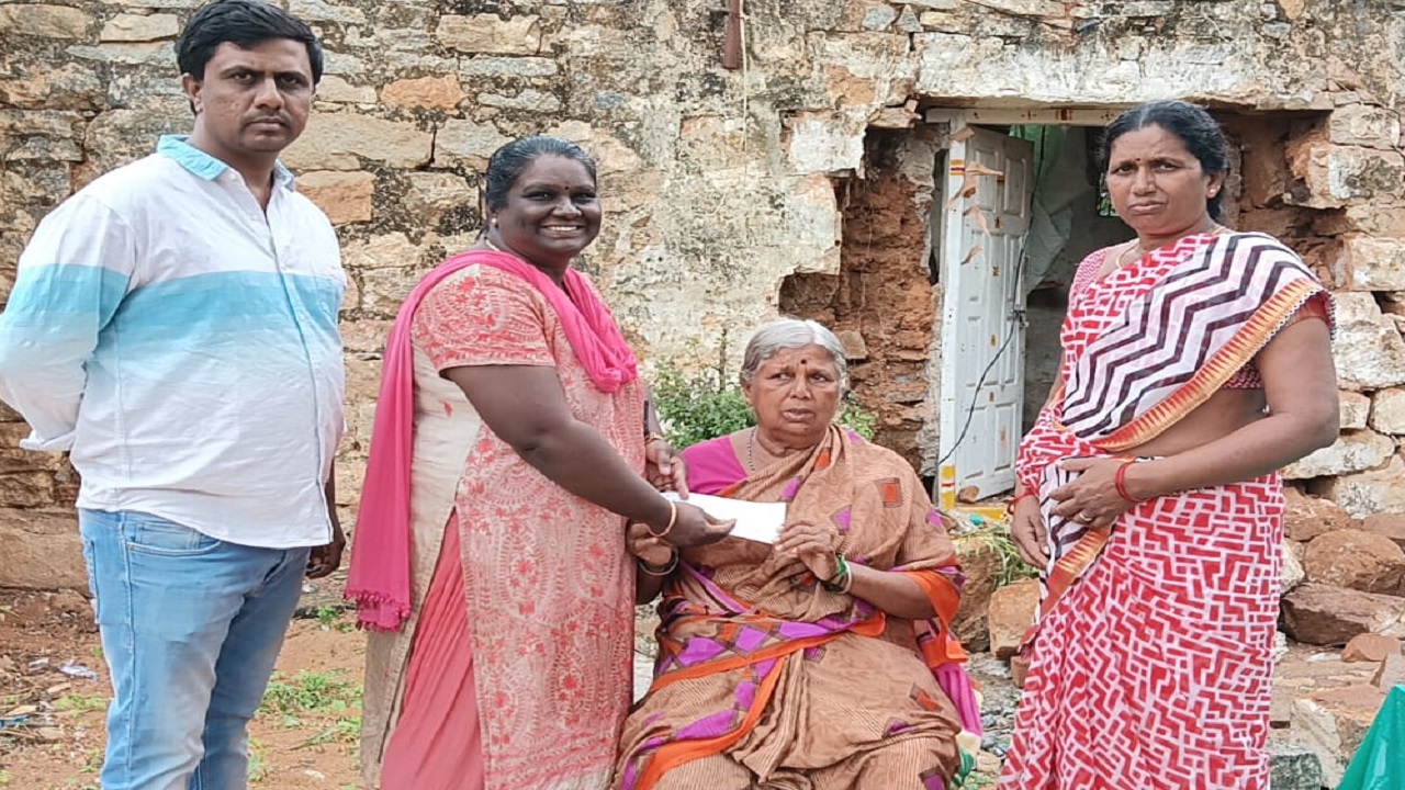 Chikkaballapur News: ಮಳೆಯಿಂದ ಮನೆ ಕಳೆದುಕೊಂಡ: ಸಂತ್ರಸ್ತರ ವೃದ್ದಗೆ ಪರಿಹಾರ ಚೆಕ್ ವಿತರಣೆ