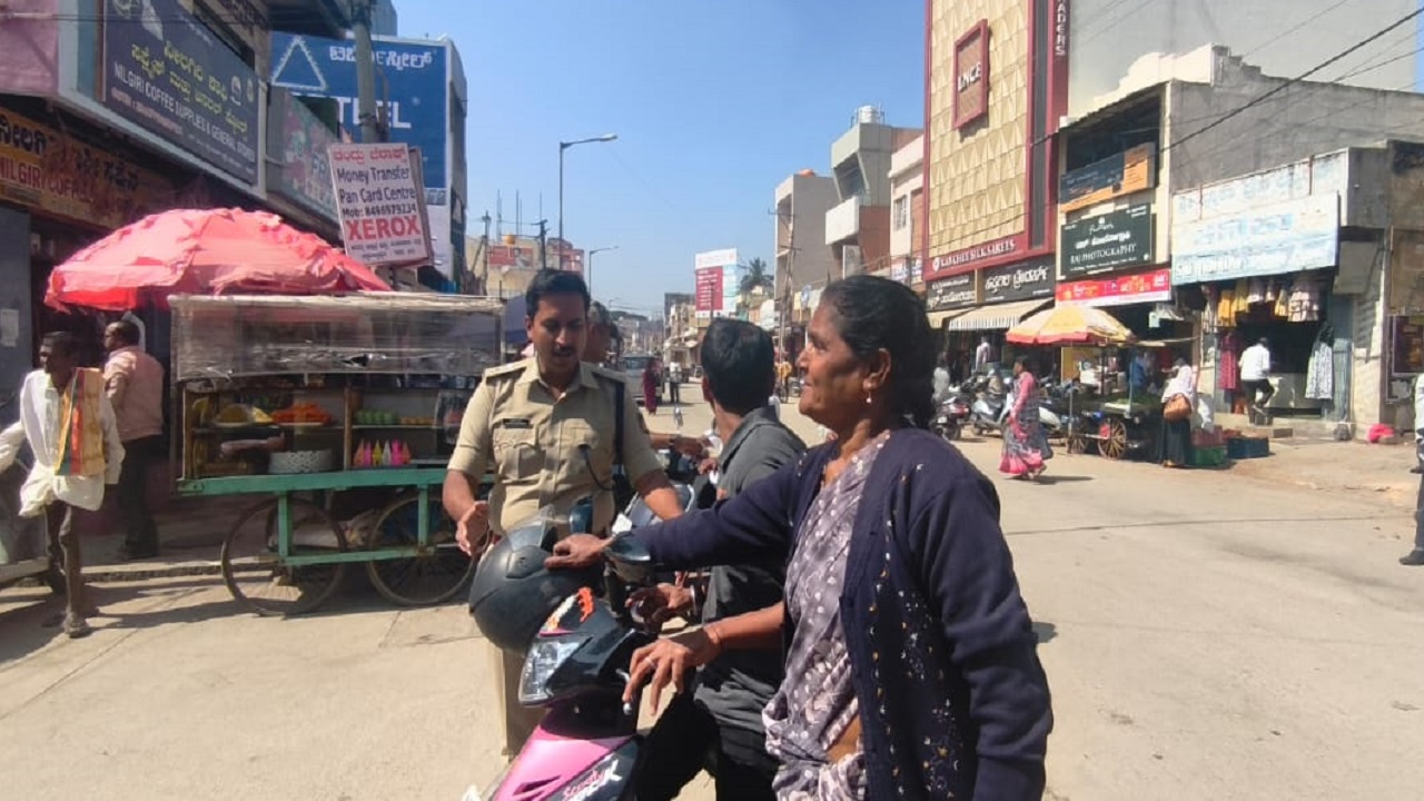 ರಸ್ತೆಗಿಳಿದು ದ್ವಿಚಕ್ರ ವಾಹನ ಸವಾರರಿಗೆ ಎಚ್ಚರಿಕೆ