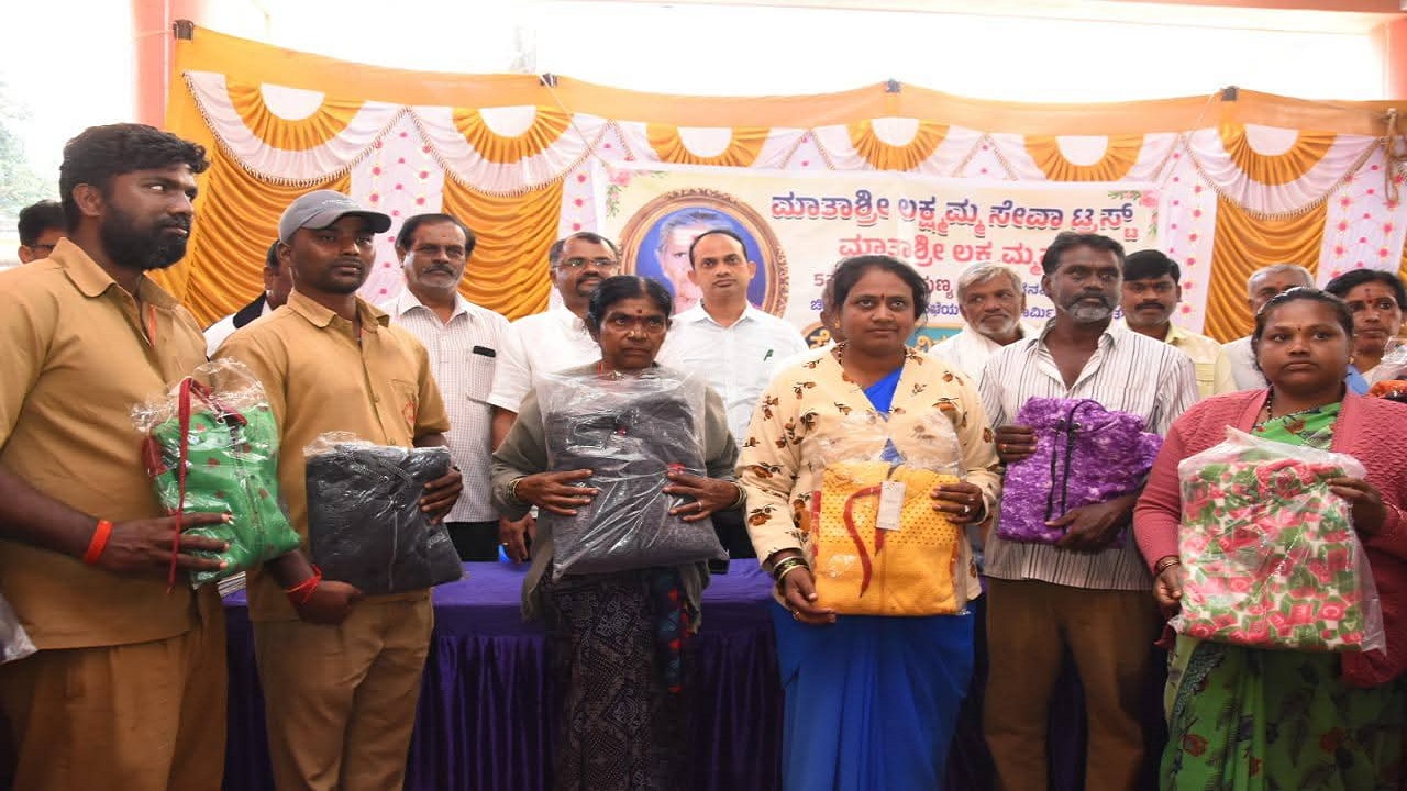 ಸ್ಪೆಟರ್ ವಿತರಿಸಿದ ನಗರಸಭೆ ಮಾಜಿ ಸದಸ್ಯ ಆರ್.ಮಟಮಪ್ಪ