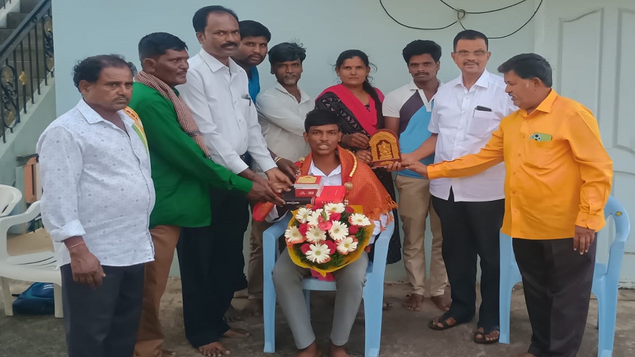 ಪ್ರತಿಭಾವಂತ ವಿದ್ಯಾರ್ಥಿ ನಿತಿನ್ ಕುಮಾರ್, ಪೋಷಕರಿಗೆ ಗೌರವಿಸಿ ಸನ್ಮಾನ