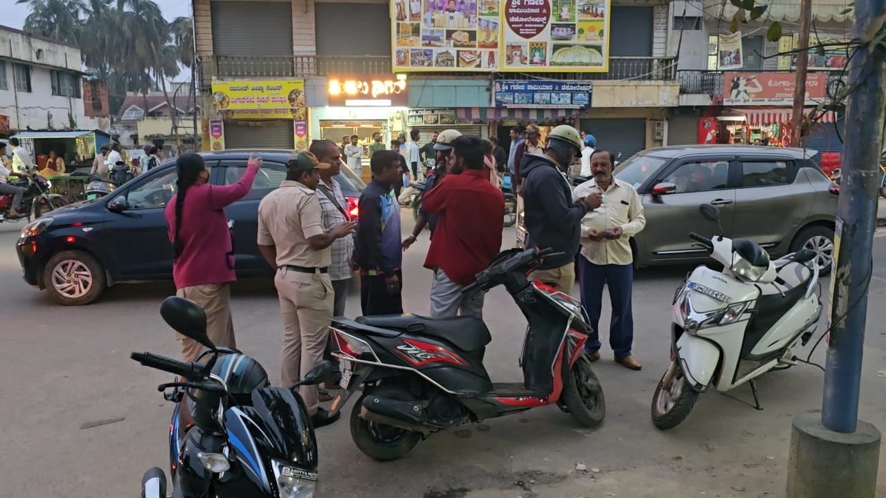 Fine for No helmet wearing: ಹೆಲ್ಮೆಟ್ ಇಲ್ಲದವರಿಗೆ ದಂಡದ ಬಿಸಿ ಮುಟ್ಟಿಸಿದ ಚಿಂತಾಮಣಿ ಪೊಲೀಸರು