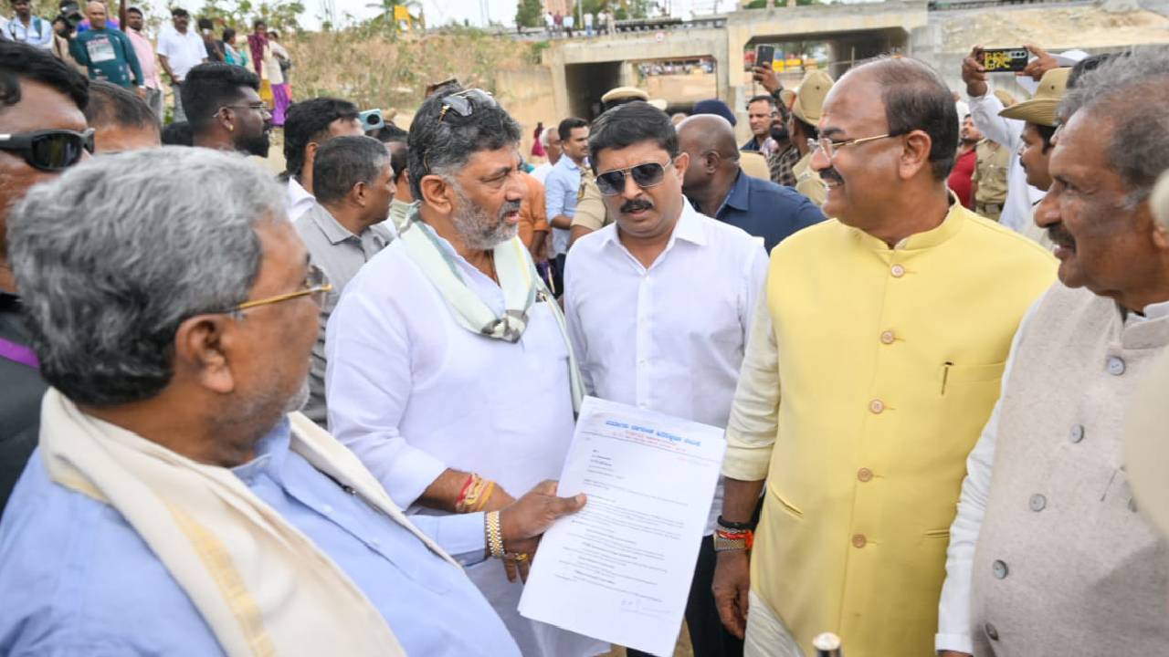 CM's city rounds: ಬೆಂಗಳೂರಿನ ಮಳೆ ಹಾನಿ ಪ್ರದೇಶಗಳಿಗೆ ಸಿಎಂ ಭೇಟಿ; ಮುಲಾಜಿಲ್ಲದೆ ಒತ್ತುವರಿ ತೆರವಿಗೆ ಸೂಚನೆ - Image 6
