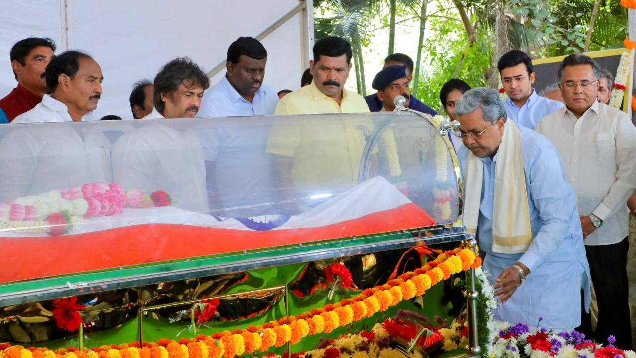ಎಸ್ಎಲ್ ಭೈರಪ್ಪ ಅಂತಿಮ ದರ್ಶನ ಪಡೆದ ಸಿಎಂ ಸಿದ್ದರಾಮಯ್ಯ