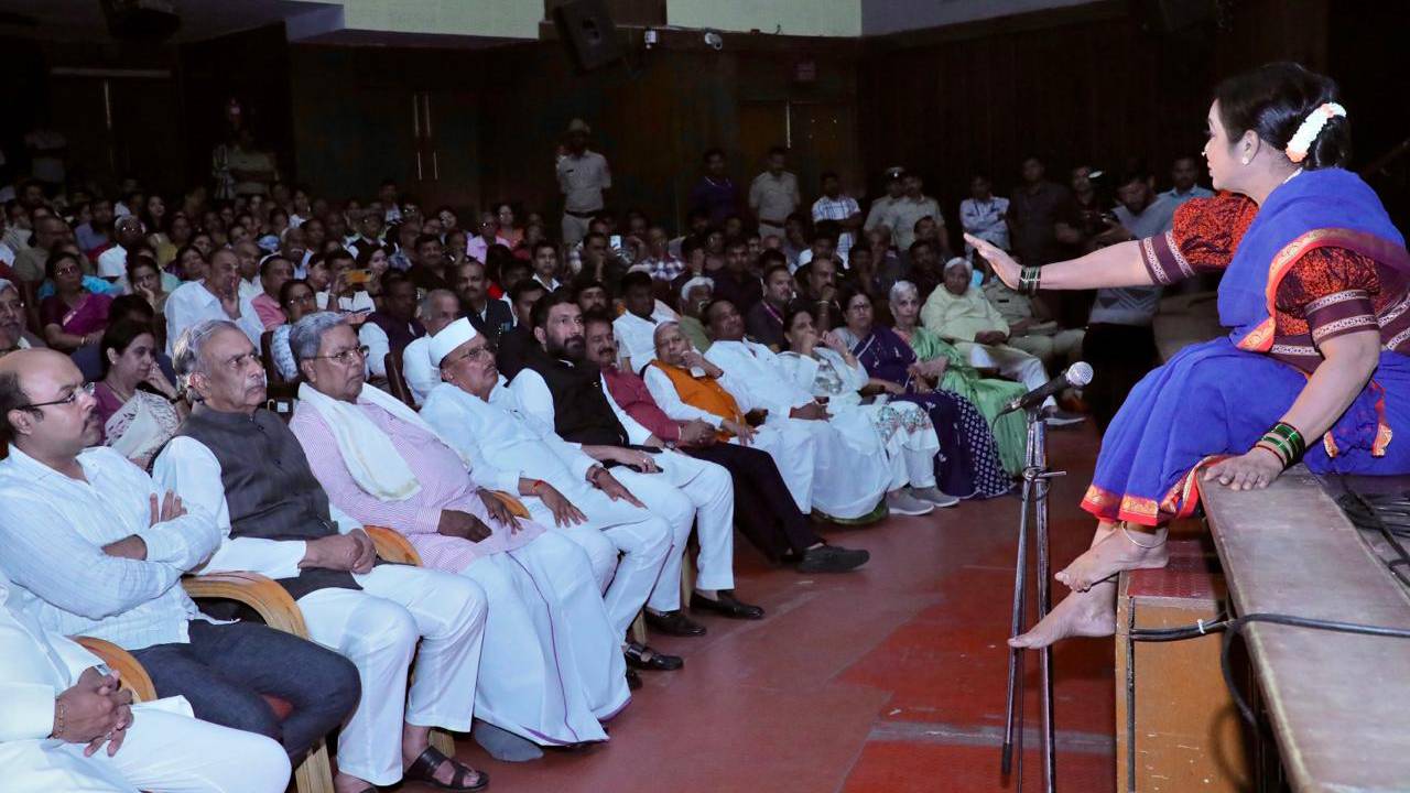 CM Siddaramaiah: ಉಮಾಶ್ರೀ ಅಭಿನಯದ ‘ಶರ್ಮಿಷ್ಠೆ’ ನಾಟಕ ನೋಡಿ ಆನಂದಿಸಿದ ಸಿಎಂ ಸಿದ್ಧರಾಮಯ್ಯ
