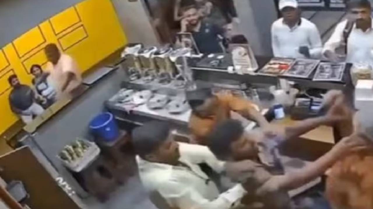 ‌Viral Video: ಕೆಫೆಯಲ್ಲಿ ಪುಂಡ ದಾಂಧಲೆ; ಸಿಬ್ಬಂದಿ ಮೇಲೆ ಡೆಡ್ಲಿ ಅಟ್ಯಾಕ್‌; ರಾಜ್ಯ ರಾಜಧಾನಿಯಲ್ಲೊಂದು ಬೆಚ್ಚಿ ಬೀಳಿಸೋ ಘಟನೆ!