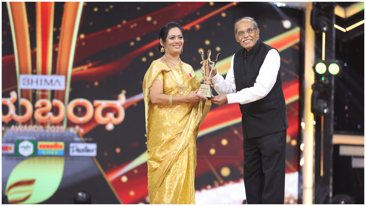 ಕಲರ್ಸ್‌ ಕನ್ನಡ 'ಅನುಬಂಧ ಅವಾರ್ಡ್ಸ್‌': ಕಿರುತೆರೆ ಕಲಾವಿದರ ಸಂಭ್ರಮಕ್ಕೆ ಮೆರುಗು ತುಂಬಿದ ಸ್ಯಾಂಡಲ್‌ವುಡ್‌ ದಿಗ್ಗಜರು - Image 11