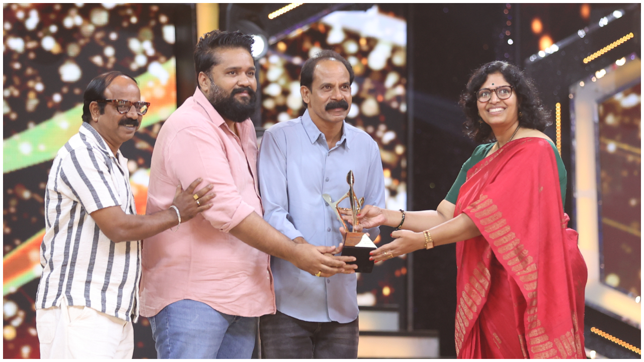 ಕಲರ್ಸ್‌ ಕನ್ನಡ 'ಅನುಬಂಧ ಅವಾರ್ಡ್ಸ್‌': ಕಿರುತೆರೆ ಕಲಾವಿದರ ಸಂಭ್ರಮಕ್ಕೆ ಮೆರುಗು ತುಂಬಿದ ಸ್ಯಾಂಡಲ್‌ವುಡ್‌ ದಿಗ್ಗಜರು - Image 7