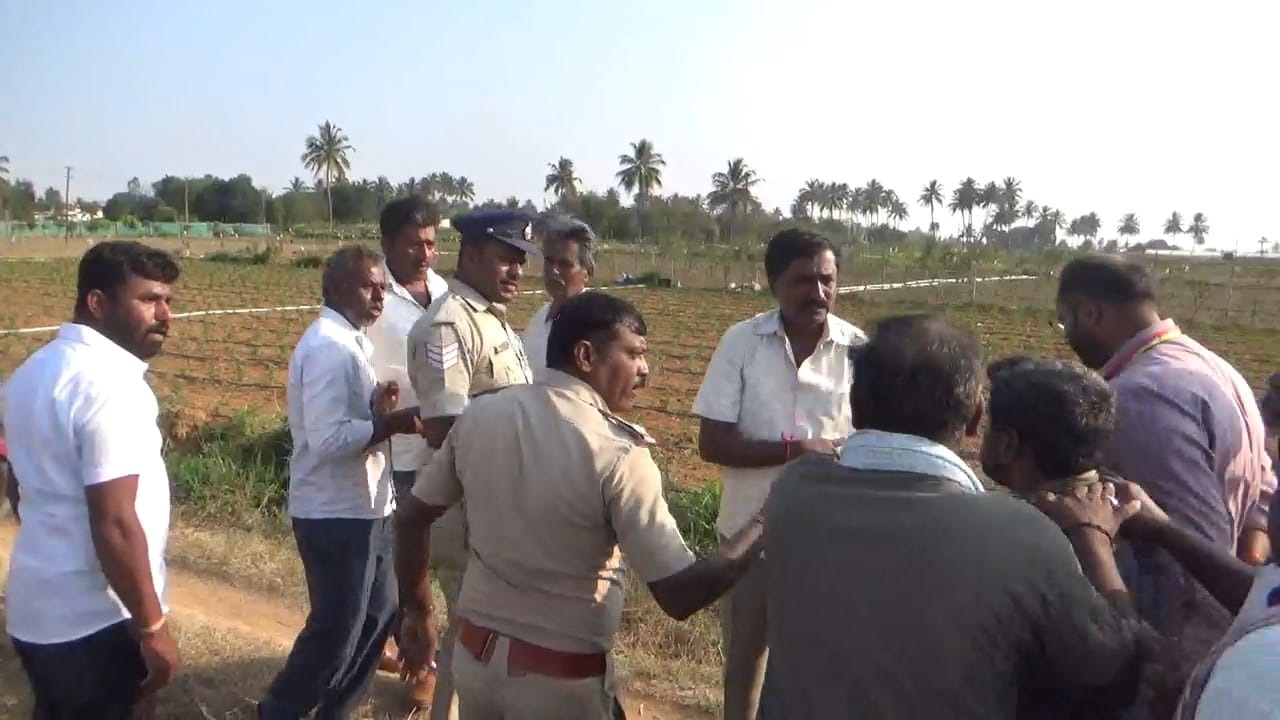ದಾರಿ ಬಿಡಿಸುವ ವಿಚಾರ ಕೈ ಕೈ ಮಿಲಾಯಿಸುವ ಹಂತಕ್ಕೆ ಗಲಾಟೆ