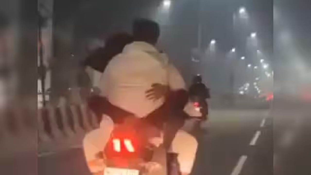 ಬೈಕ್ನಲ್ಲೇ ಜೋಡಿಯ ಖುಲ್ಲಂ ಖುಲ್ಲಾ ರೊಮ್ಯಾನ್ಸ್!