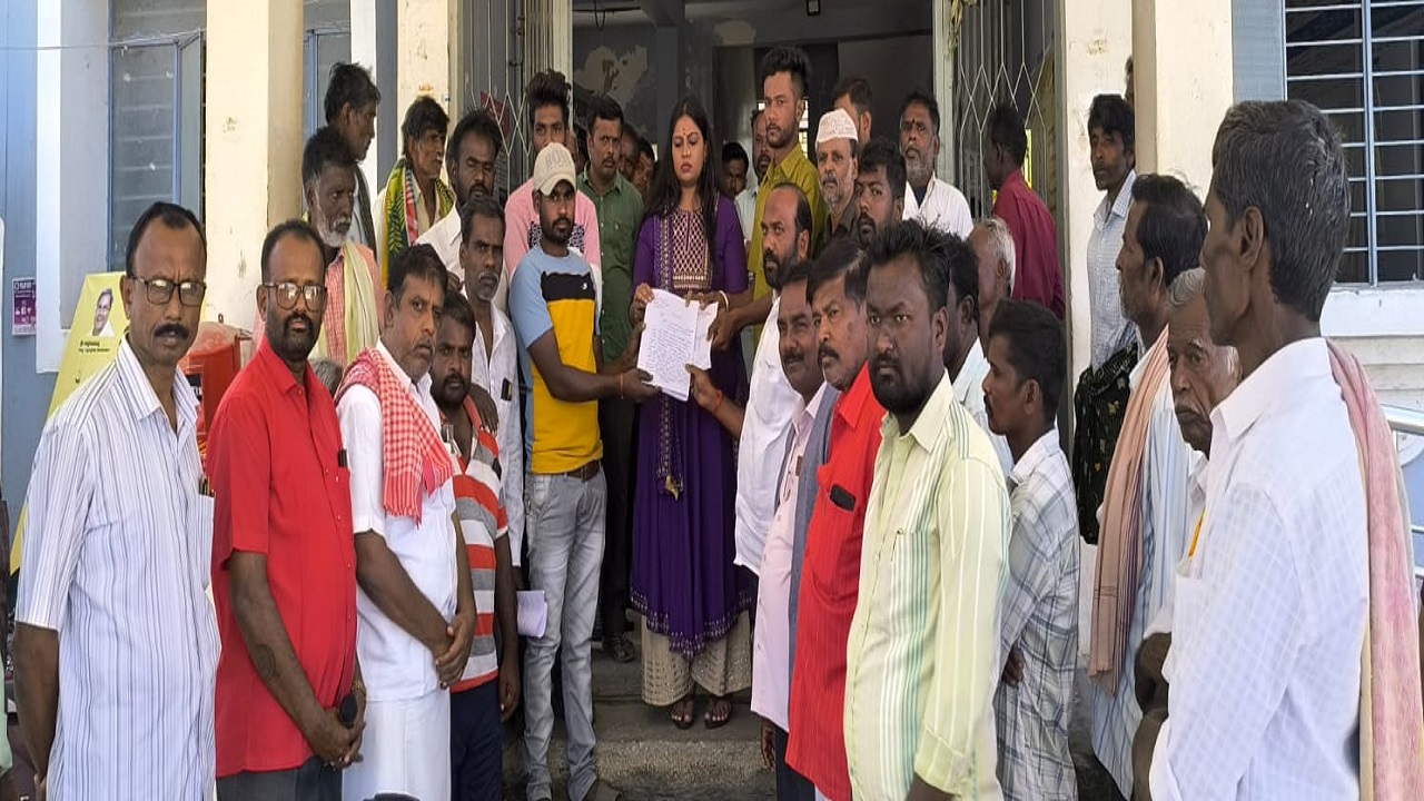 Chikkaballapur News: ತಹಶೀಲ್ದಾರರ ಕಚೇರಿಯ ಮುಂಭಾಗದಲ್ಲಿ ಸಿಪಿಎಂ ನೇತೃತ್ವದಲ್ಲಿ ಗ್ರಾಮಸ್ಥರ ಪ್ರತಿಭಟನೆ