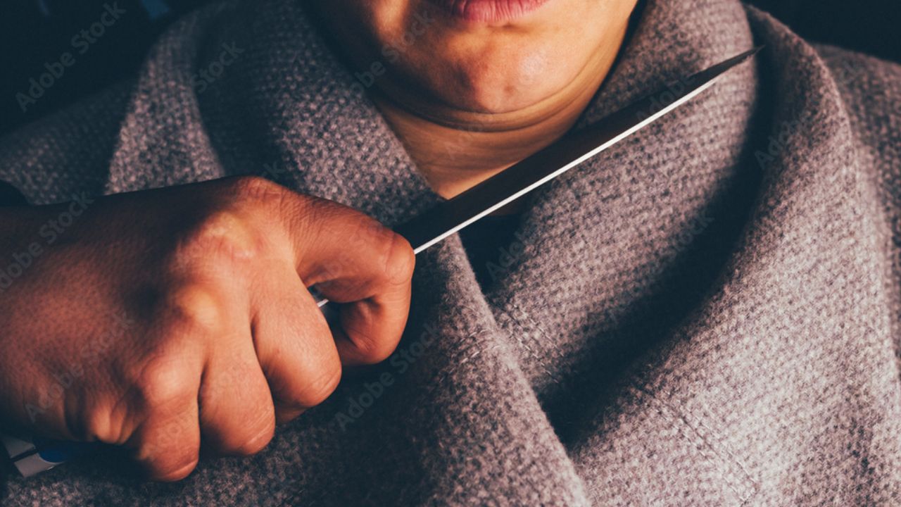 ಅಪ್ರಾಪ್ತೆಯನ್ನು ಜನರ ಮುಂದೆಯೇ ಒತ್ತೆಯಾಳಾಗಿರಿಸಿಕೊಂಡ ಯುವಕ