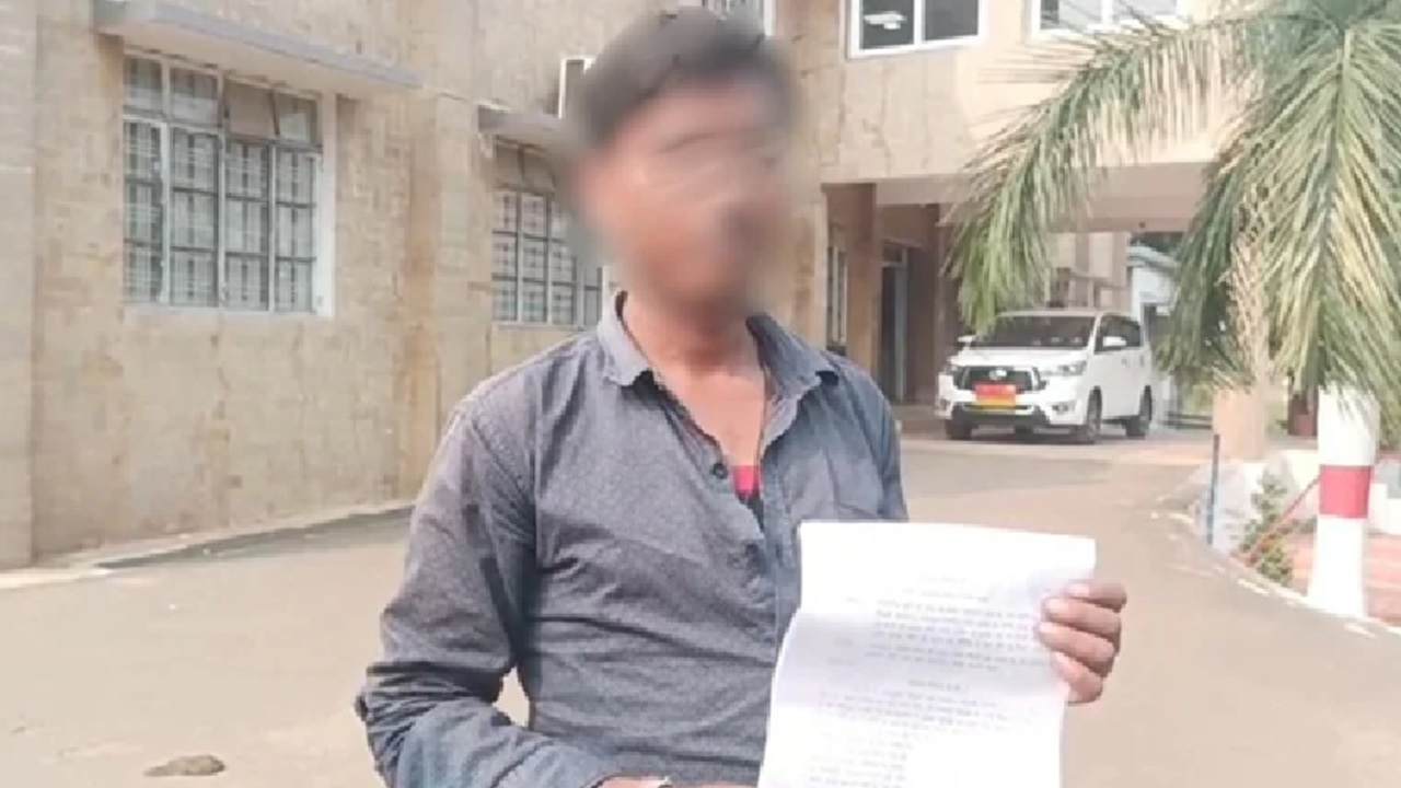 ದಲಿತ ವ್ಯಕ್ತಿಯ ಮೇಲೆ ಮೂತ್ರ ವಿಸರ್ಜನೆ!