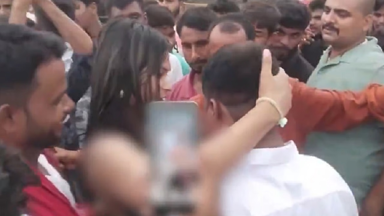 ಆರ್ಕೆಸ್ಟ್ರಾ ಡಾನ್ಸರ್‌ ಜೊತೆ ಪಂಚಾಯತ್‌ ಅಧ್ಯಕ್ಷನ ಅಶ್ಲೀಲ ಡಾನ್ಸ್‌