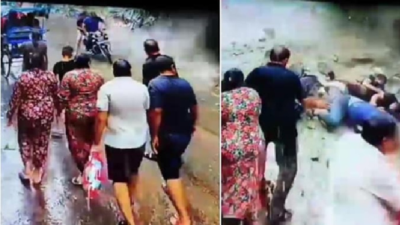 ರಸ್ತೆಗೆ ಕುಸಿದುಬಿದ್ದ ಬೆಟ್ಟ- ಬೈಕ್ ಸವಾರರು ಜಸ್ಟ್ ಮಿಸ್!