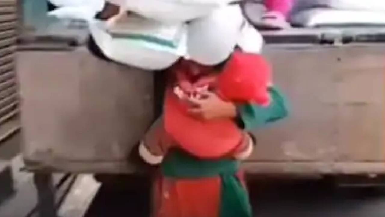 ಅಮ್ಮನ ಪ್ರೀತಿಗೆ ಸರಿಸಾಟಿ ಇಲ್ಲ: ಮಗು ಬೆನ್ನಿಗೆ ಕಟ್ಟಿ ಚೀಲ ಹೊರುವ ತಾಯಿ