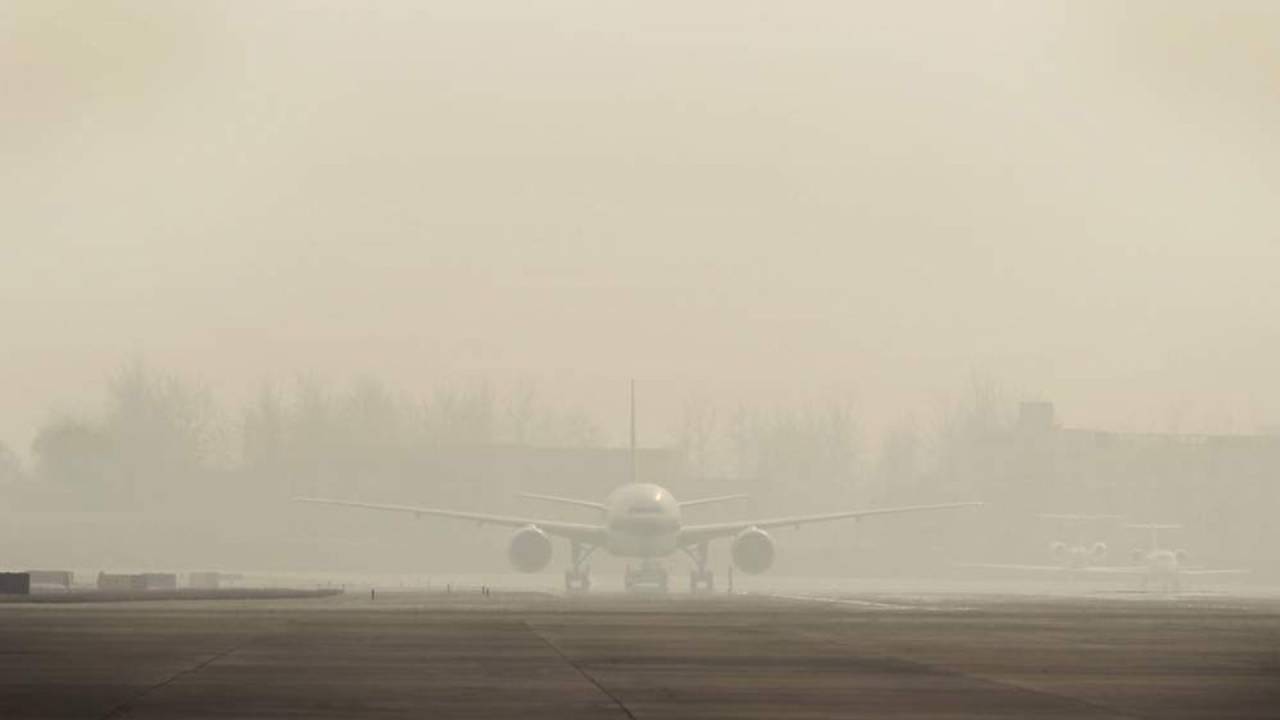ದಟ್ಟ ಹೊಗೆ- ಮಂಜು, ದಿಲ್ಲಿಯಲ್ಲಿ 61 ವಿಮಾನ ರದ್ದು, 400 ವಿಮಾನ ವಿಳಂಬ