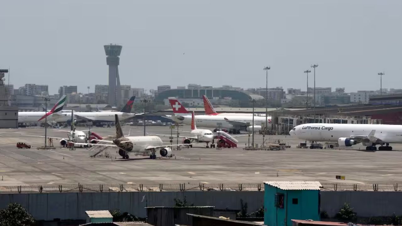 ತಾಂತ್ರಿಕ ದೋಷ: ಮುಂಬೈ, ದೆಹಲಿ ವಿಮಾನ ಕಾರ್ಯಾಚರಣೆ ಸ್ಥಗಿತ