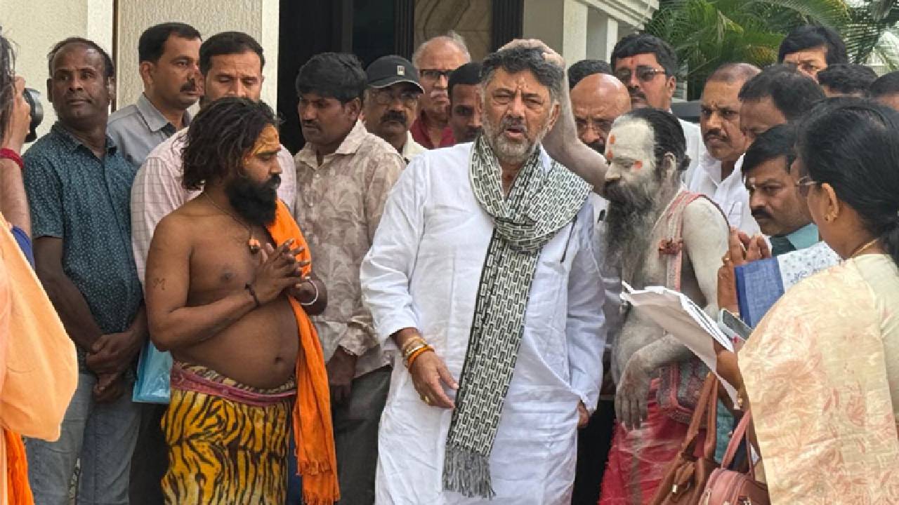 DK Shivakumar: ಡಿಕೆ ಶಿವಕುಮಾರ್‌ ಮನೆಗೆ ನಾಗಾ ಸಾಧುಗಳ ಭೇಟಿ, ಏನಂತ ಆಶೀರ್ವದಿಸಿದ್ರು?