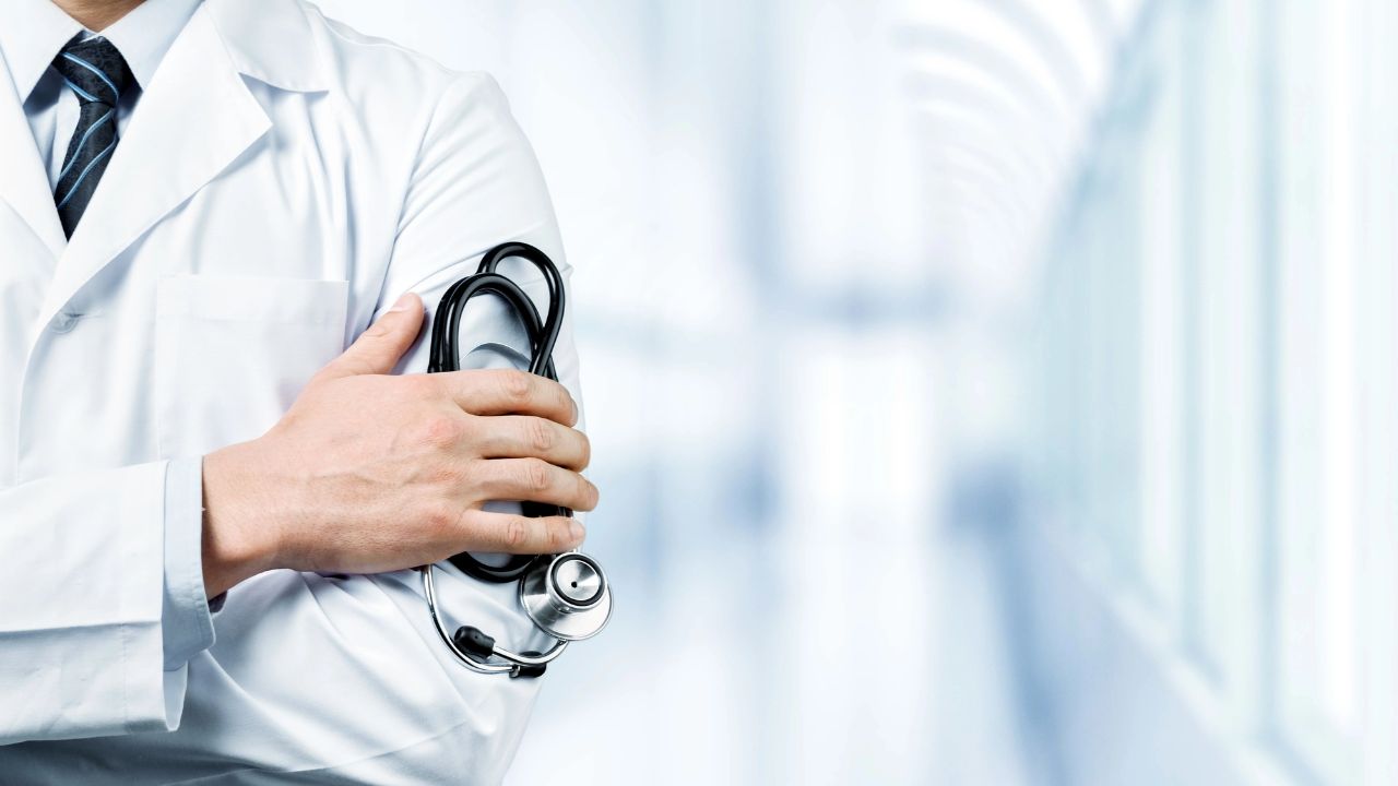 ರಸ್ತೆಬದಿಯಲ್ಲೇ ಸರ್ಜರಿ ಮಾಡಿದ ವೈದ್ಯರು!