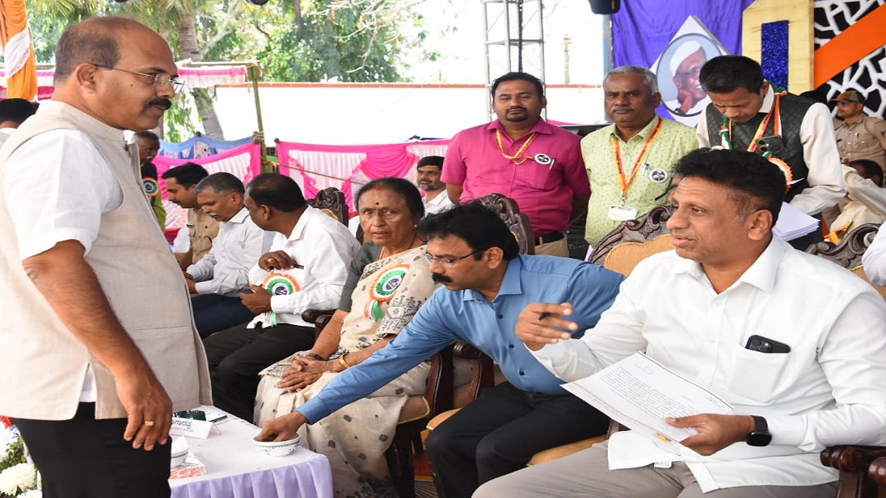 ಕೂಲಿ ಕಾರ್ಮಿಕರು ಬಡವರಿಗೆ ಏನೇನೂ ಲಾಭವಾಗಿಲ್ಲ
