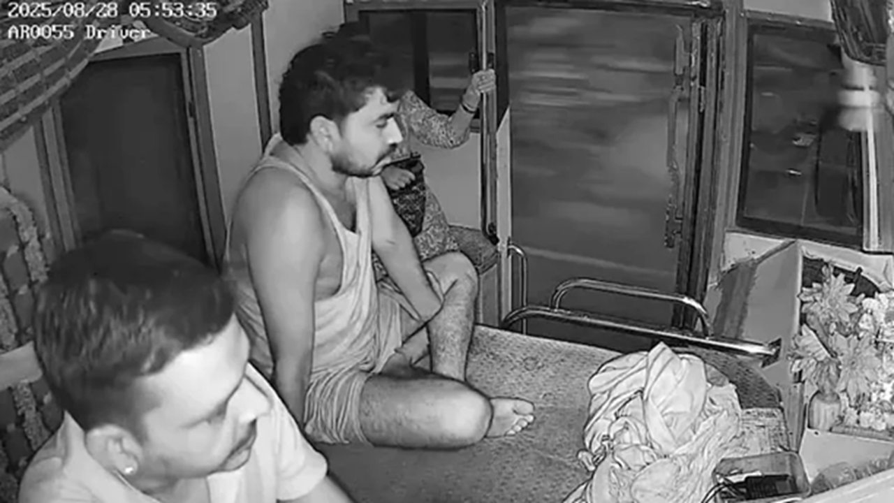 ನೋಡ ನೋಡ್ತಿದ್ದಂತೆ ಬಸ್‌ನಲ್ಲೇ ಕುಸಿದು ಬಿದ್ದು ಪ್ರಾಣಬಿಟ್ಟ ಚಾಲಕ