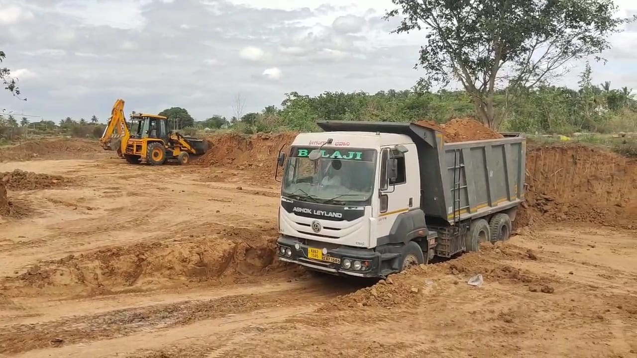 ಮುನಗನಹಳ್ಳಿಯಲ್ಲಿ ಮಾಯವಾಗುತ್ತಿರುವ ಕೆರೆ ಮಣ್ಣು: ಅಧಿಕಾರಿಗಳು ಸೈಲೆಂಟ್
