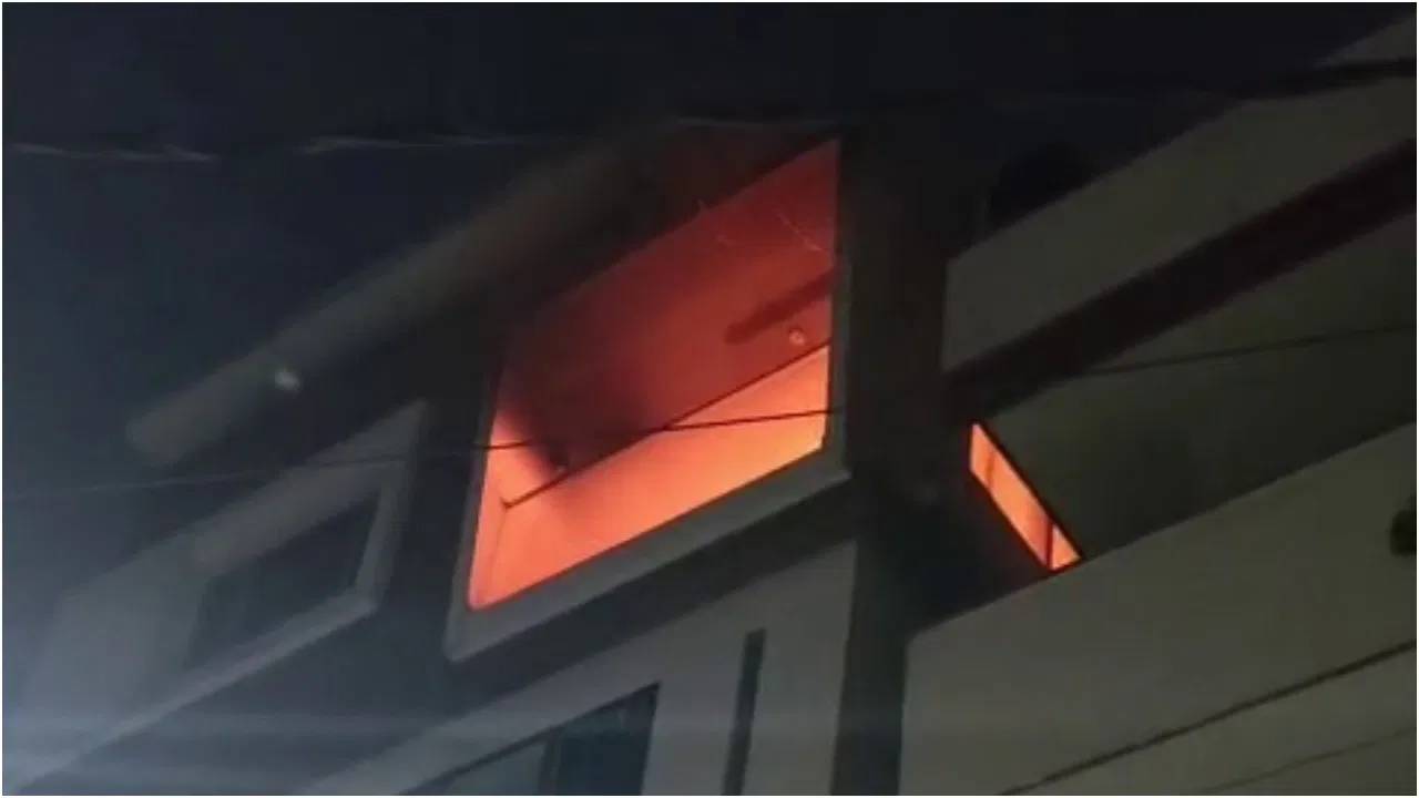 ಬೆಂಗಳೂರಿನ ಮನೆಯೊಳಗೆ ಅಗ್ನಿ ದುರಂತ, ಮಹಿಳೆ ದುರ್ಮರಣ, ಮೂವರ ರಕ್ಷಣೆ