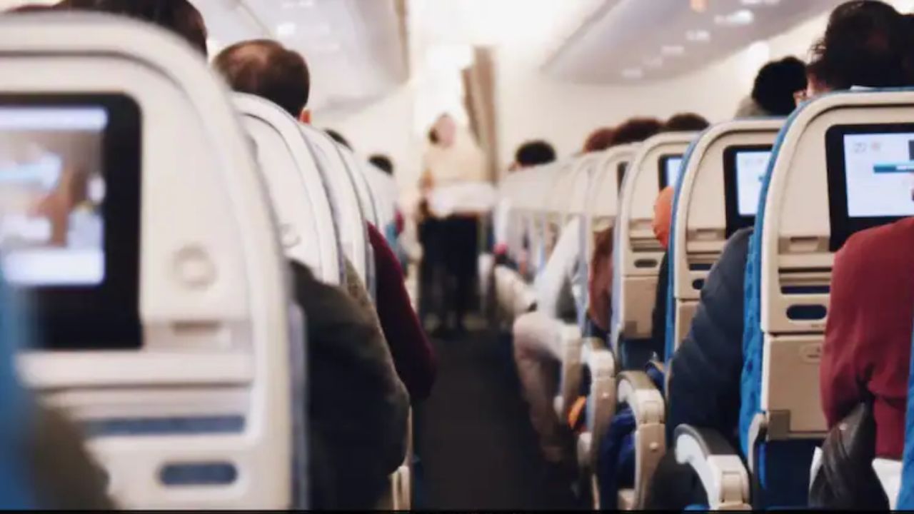 ವಿಮಾನದಲ್ಲಿ ಜೋರಾಗಿ ಹಾಡು ಹಾಕಿದ್ರೆ ದಂಡ