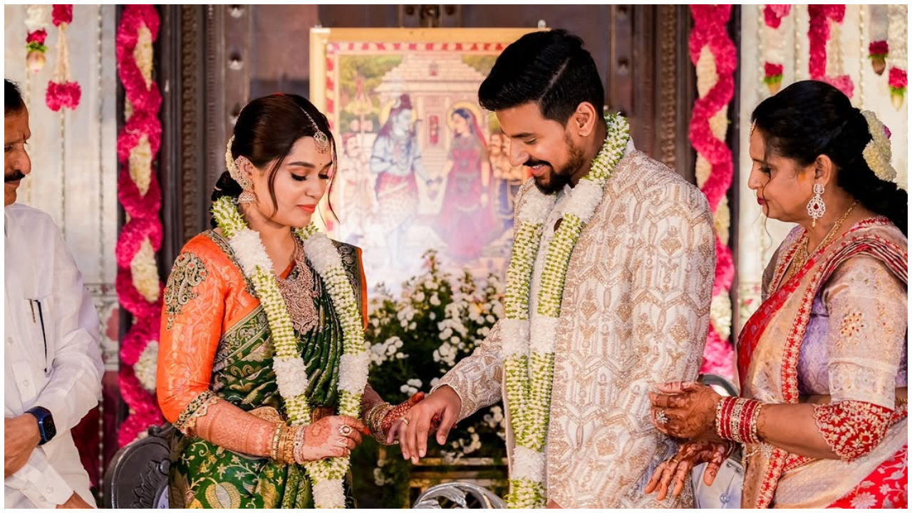 Photos: ಅದ್ದೂರಿಯಾಗಿ ಎಂಗೇಜ್‌ ಆದ ʻಗತವೈಭವʼ ಹೀರೋ ದುಷ್ಯಂತ್;‌ ಬೀಗರಾದ ತುಮಕೂರಿನ ಪ್ರಭಾವಿ ರಾಜಕೀಯ ನಾಯಕರು - Image 8