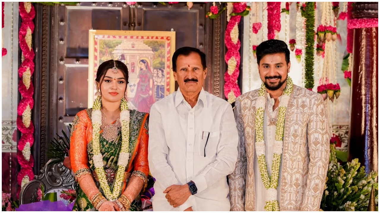 Photos: ಅದ್ದೂರಿಯಾಗಿ ಎಂಗೇಜ್‌ ಆದ ʻಗತವೈಭವʼ ಹೀರೋ ದುಷ್ಯಂತ್;‌ ಬೀಗರಾದ ತುಮಕೂರಿನ ಪ್ರಭಾವಿ ರಾಜಕೀಯ ನಾಯಕರು - Image 3