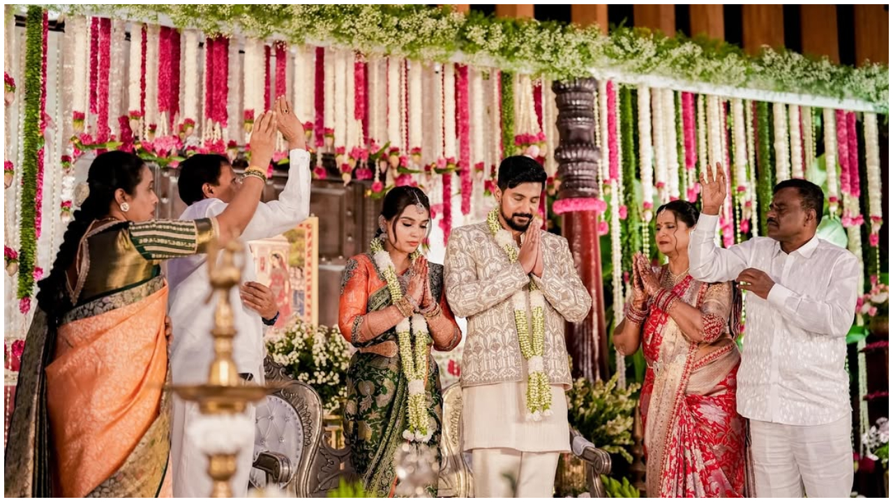 Photos: ಅದ್ದೂರಿಯಾಗಿ ಎಂಗೇಜ್‌ ಆದ ʻಗತವೈಭವʼ ಹೀರೋ ದುಷ್ಯಂತ್;‌ ಬೀಗರಾದ ತುಮಕೂರಿನ ಪ್ರಭಾವಿ ರಾಜಕೀಯ ನಾಯಕರು - Image 1