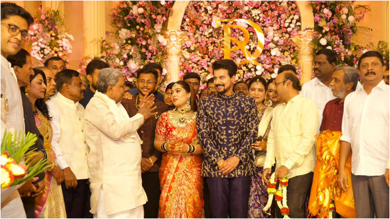 Photos: ಗುಬ್ಬಿ ಶಾಸಕ ಶ್ರೀನಿವಾಸ್ ಪುತ್ರ, ನಟ ದುಷ್ಯಂತ್ - ರಚನಾ ಮದುವೆ ಆರತಕ್ಷತೆಯಲ್ಲಿ ಸಿದ್ದರಾಮಯ್ಯ ಭಾಗಿ; ನವಜೋಡಿಗೆ ಸಿಎಂ ಶುಭ ಹಾರೈಕೆ - Image 3