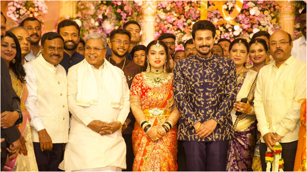 Photos: ಗುಬ್ಬಿ ಶಾಸಕ ಶ್ರೀನಿವಾಸ್ ಪುತ್ರ, ನಟ ದುಷ್ಯಂತ್ - ರಚನಾ ಮದುವೆ ಆರತಕ್ಷತೆಯಲ್ಲಿ ಸಿದ್ದರಾಮಯ್ಯ ಭಾಗಿ; ನವಜೋಡಿಗೆ ಸಿಎಂ ಶುಭ ಹಾರೈಕೆ - Image 2
