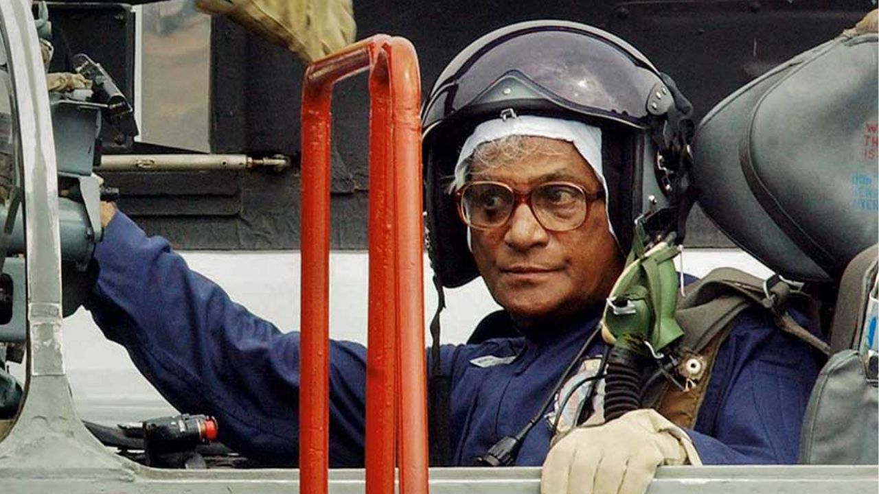 Fighter Jets: ಫೈಟರ್ ಜೆಟ್ಗಳಲ್ಲಿ ಹಾರಾಟ ನಡೆಸಿದ ಭಾರತೀಯ ನಾಯಕರು - Image 9