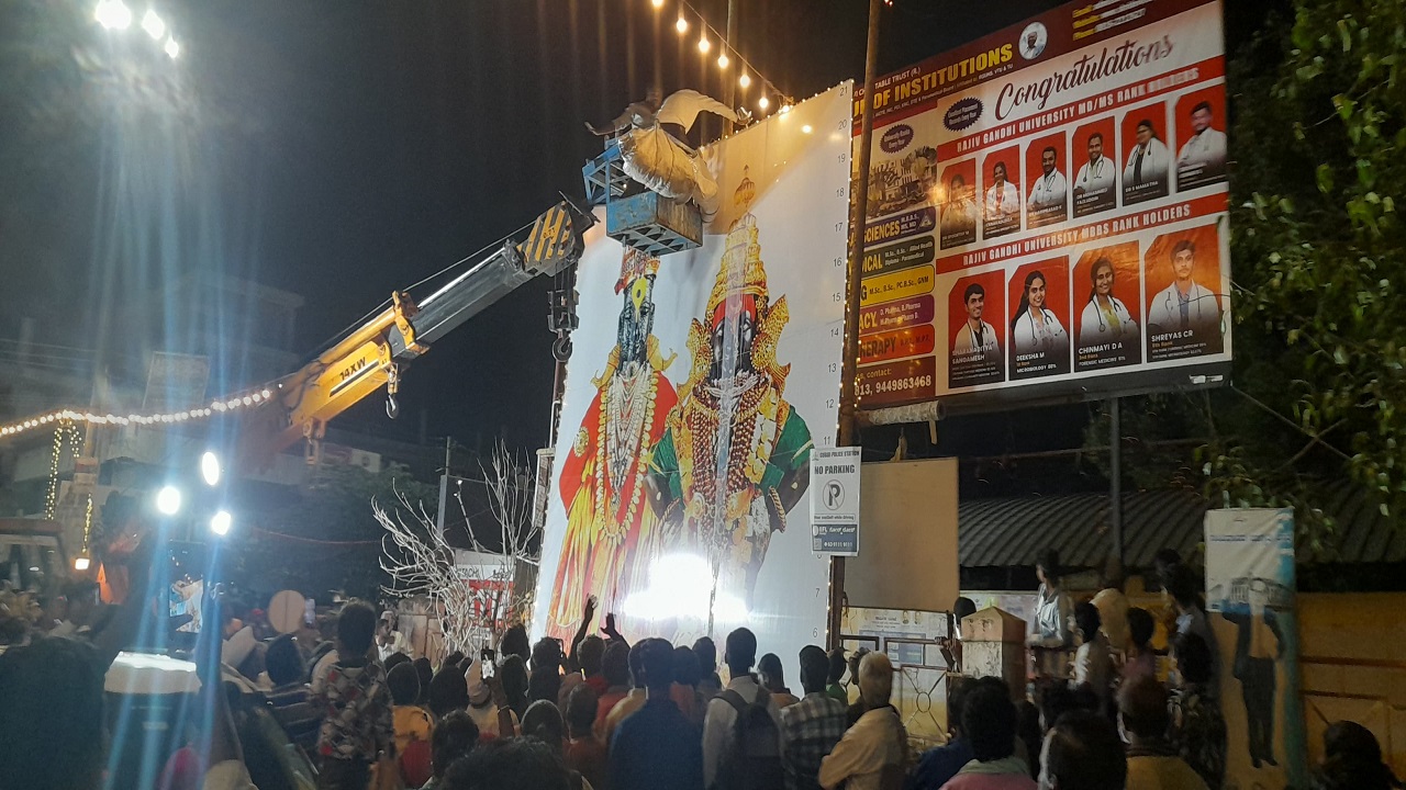 ಶ್ರೀ ಪಾಂಡುರಂಗ ಸ್ವಾಮಿ, ರುಖ್ಖುಮಾಯಿ ಕಟೌಟ್ ಗೆ ಹಾಲಿನ ಅಭಿಷೇಕ