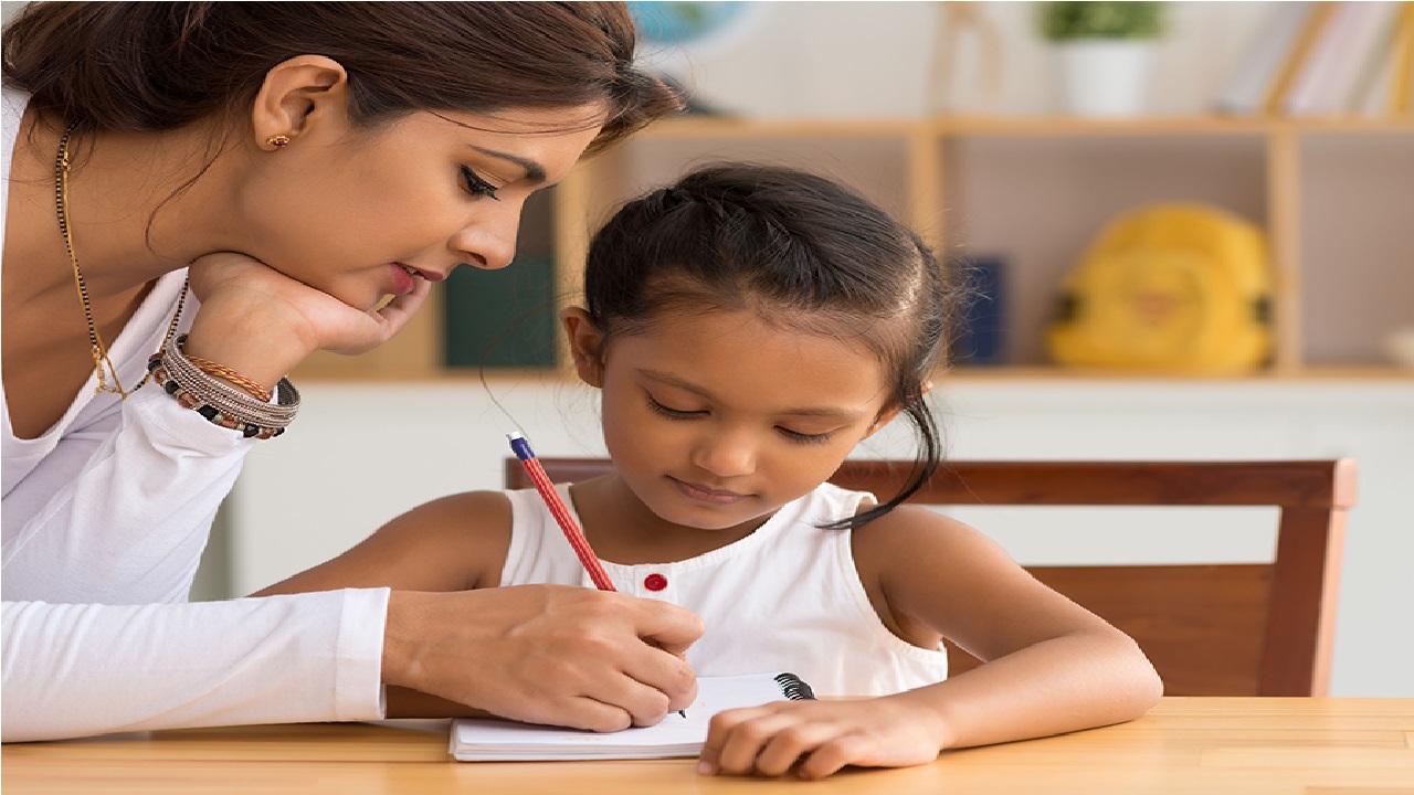 Improve Kids Handwriting: ಮಕ್ಕಳು ದುಂಡಗೆ, ಮುತ್ತು ಪೋಣಿಸಿದಂತೆ ಬರೆಯಬೇಕೆ? ಈ ಟಿಪ್ಸ್ ಫಾಲೋ ಮಾಡಿ - Image 1