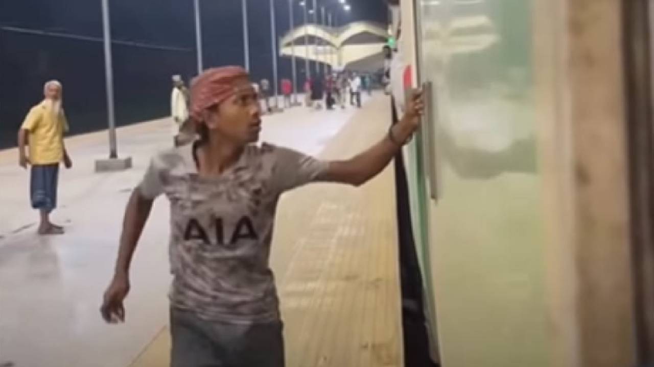 ರೈಲಿನ ಹಿಂದೆ ಓಡೋಡಿ ಬೇಡಿಕೊಂಡ ಬಾಲಕ! ವಿಡಿಯೊ ಇಲ್ಲಿದೆ