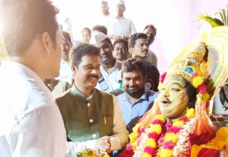 ಕಾಂತಾರಾ ಸಿನಿಮಾ ಗೆಟಪ್ ನಲ್ಲಿ ತಹಶೀಲ್ದಾರ್...!