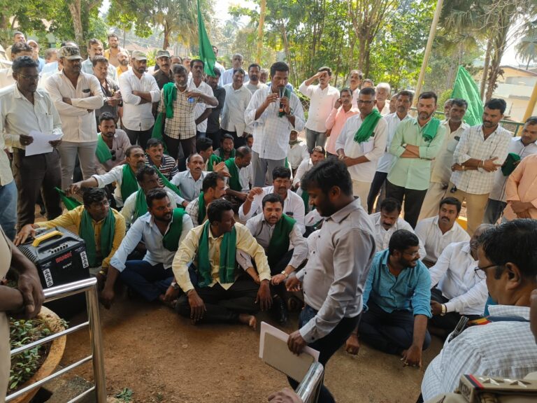 Protest: ಬೆಳೆ ವಿಮೆ ಜಮೆ ಆಗಿಲ್ಲ: ವಿಮಾ ಕಂಪನಿಯಿಂದ ಅನ್ಯಾಯ, ಪ್ರತಿಭಟನೆ