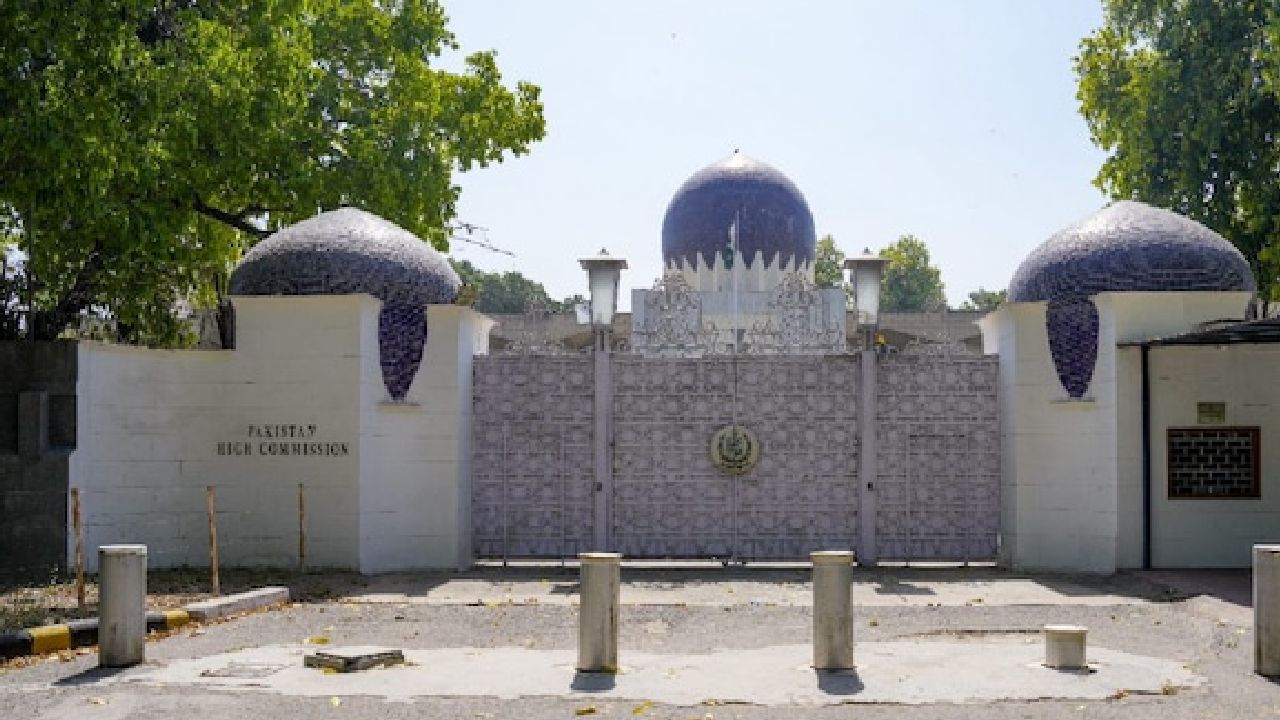 ಪಾಕ್ ರಾಜತಾಂತ್ರಿಕ ಅಧಿಕಾರಿಗೆ 24 ಗಂಟೆಗಳ ಗಡುವು