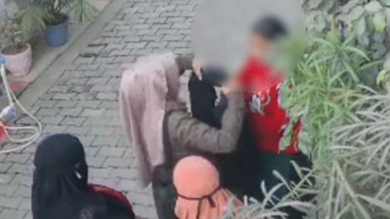 ಬುರ್ಖಾ ಧರಿಸಲು ಸಹಪಾಠಿಗಳಿಂದಲೇ ಒತ್ತಾಯ