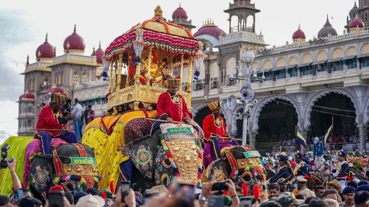 ಜಂಬೂ ಸವಾರಿಯೊಂದಿಗೆ ಮೈಸೂರು ದಸರಾ ಸಂಪನ್ನ, ತಳ್ಳಾಟದಲ್ಲಿ ಕೆಲವರು ಅಸ್ವಸ್ಥ