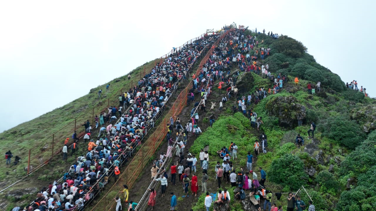 Bindiga Deviramma Fair: ಮಳೆಯ ಹವಾಮಾನ ಲೆಕ್ಕಿಸದೆ ಬೆಟ್ಟ ಏರಿ, ಬಿಂಡಿಗಾ ದೇವಿರಮ್ಮನ ಜಾತ್ರೆಗೆ ಆಗಮಿಸಿದ ಭಕ್ತ ಸಾಗರ