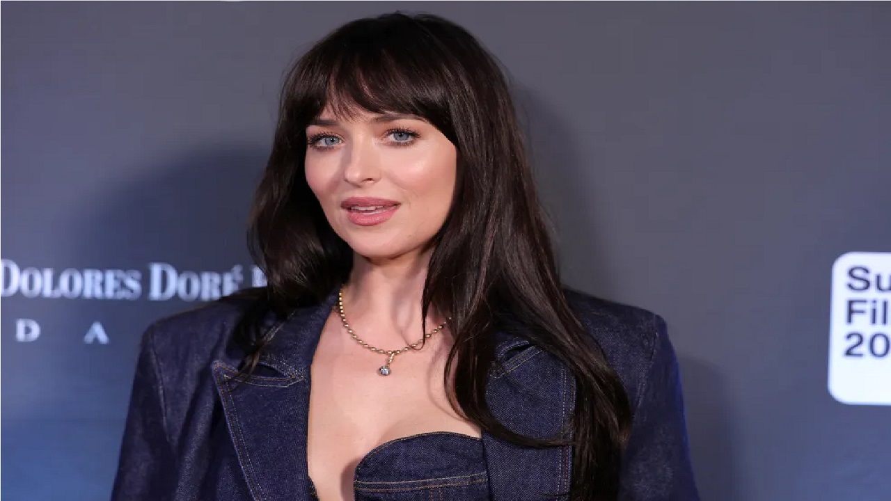 Dakota Johnson: ಟ್ರಾನ್ಸ್ಪರೆಂಟ್ ಬಟ್ಟೆ ಧರಿಸಿ ಪಡ್ಡೆ ಹುಡುಗರ ಟೆಂಪರೇಚರ್ ಹೆಚ್ಚಿಸಿದ ಸ್ಟಾರ್ ನಟಿ- ಫೋಟೋಗಳು ಇಲ್ಲಿವೆ - Image 5