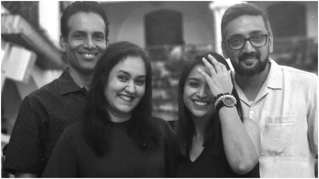 Photos: ಒಟ್ಟಿಗೆ ಕಾಣಿಸಿಕೊಂಡ 'ಕಾದಂಬರಿ' ಸೀರಿಯಲ್‌ ಸಹೋದರಿಯರು; ಗೆಳೆತನವನ್ನ ಸಂಭ್ರಮಿಸಿದ ನಟಿ ಶ್ವೇತಾ ಚಂಗಪ್ಪ - ಸಿಂಧು ಕಲ್ಯಾಣ್ - Image 1