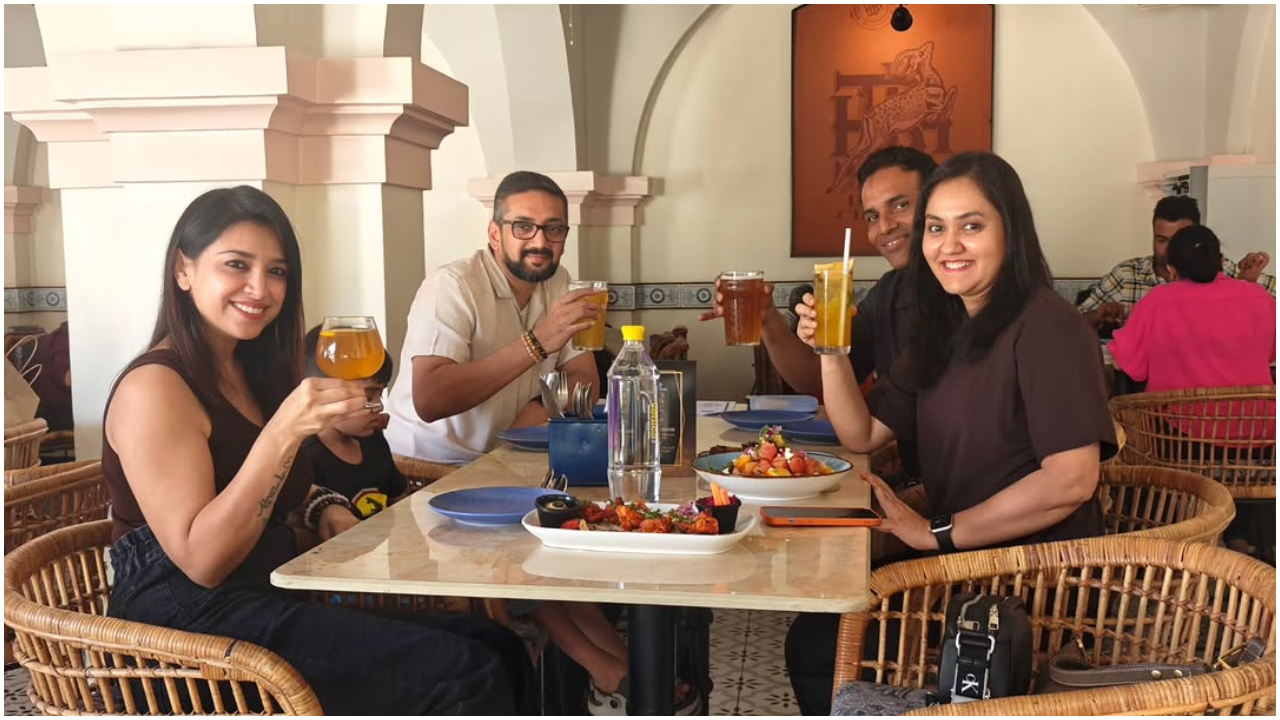 Photos: ಒಟ್ಟಿಗೆ ಕಾಣಿಸಿಕೊಂಡ 'ಕಾದಂಬರಿ' ಸೀರಿಯಲ್‌ ಸಹೋದರಿಯರು; ಗೆಳೆತನವನ್ನ ಸಂಭ್ರಮಿಸಿದ ನಟಿ ಶ್ವೇತಾ ಚಂಗಪ್ಪ - ಸಿಂಧು ಕಲ್ಯಾಣ್ - Image 6